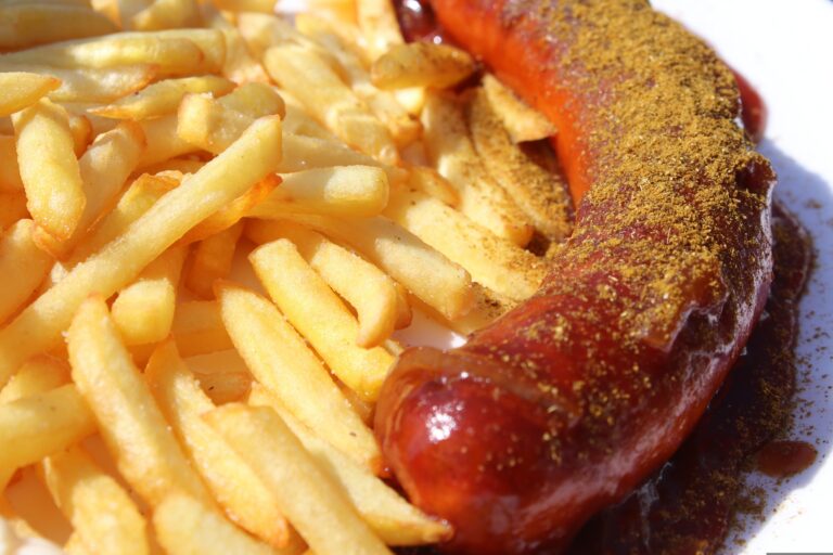 Klassiker pur: Curry-Wurst mit Pommes