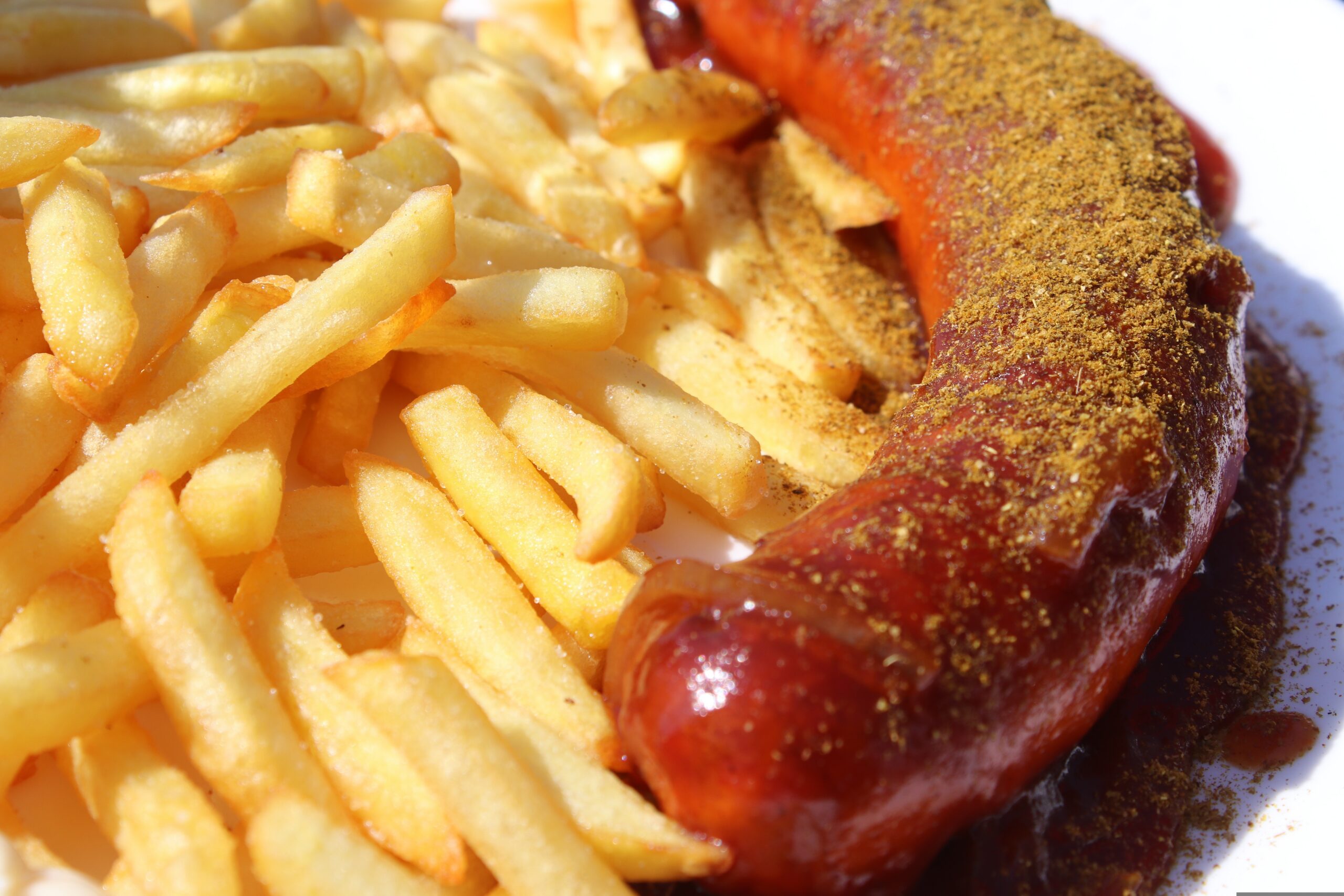 Klassiker pur: Curry-Wurst mit Pommes
