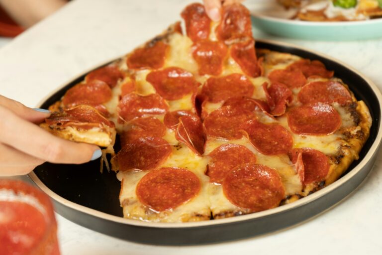 Pizza im Airfryer auf Teller – knusprig und goldbraun