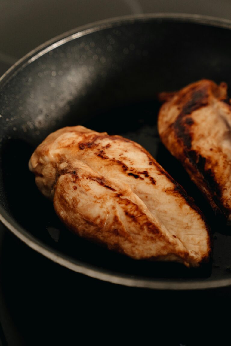 Hähnchenbrust aus der Pfanne gelingt saftig und goldbraun. Das einfache Rezept zeigt, wie du Hähnchenfilet richtig brätst – ohne Stress, ohne Trockenheit.