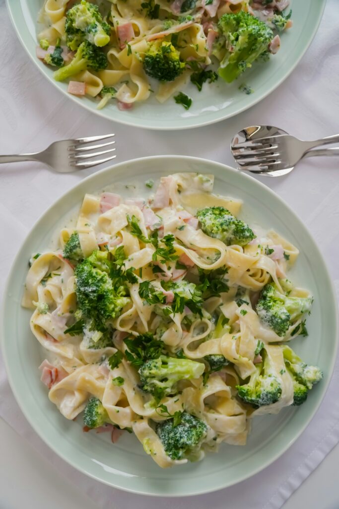 Pasta mit Brokkoli - frisch und kräftig. Optional mit Schinken oder Speckwürfel für deftigen Geschmack