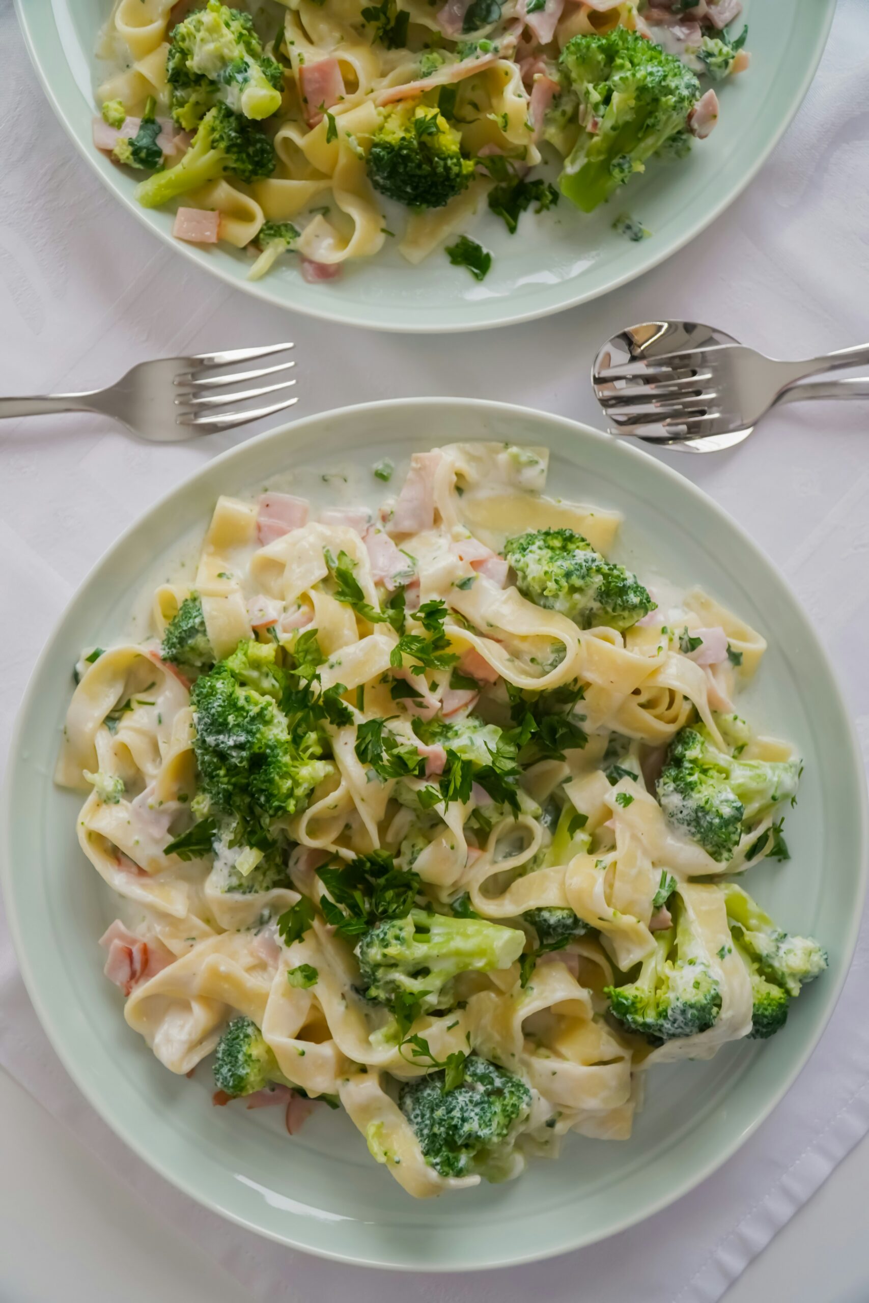 Pasta mit Brokkoli - frisch und kräftig. Optional mit Schinken oder Speckwürfel für deftigen Geschmack