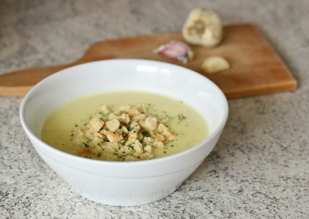 Cremige Blumenkohlsuppe mit Croutons