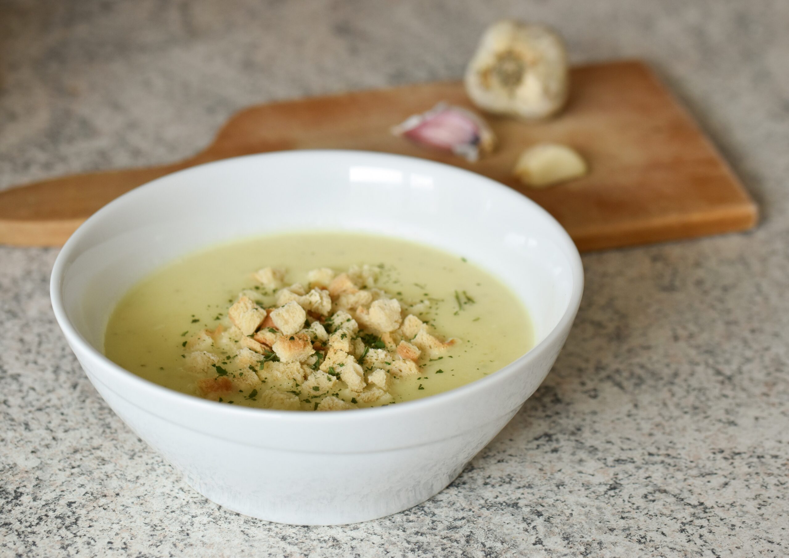 Cremige Blumenkohlsuppe mit Croutons
