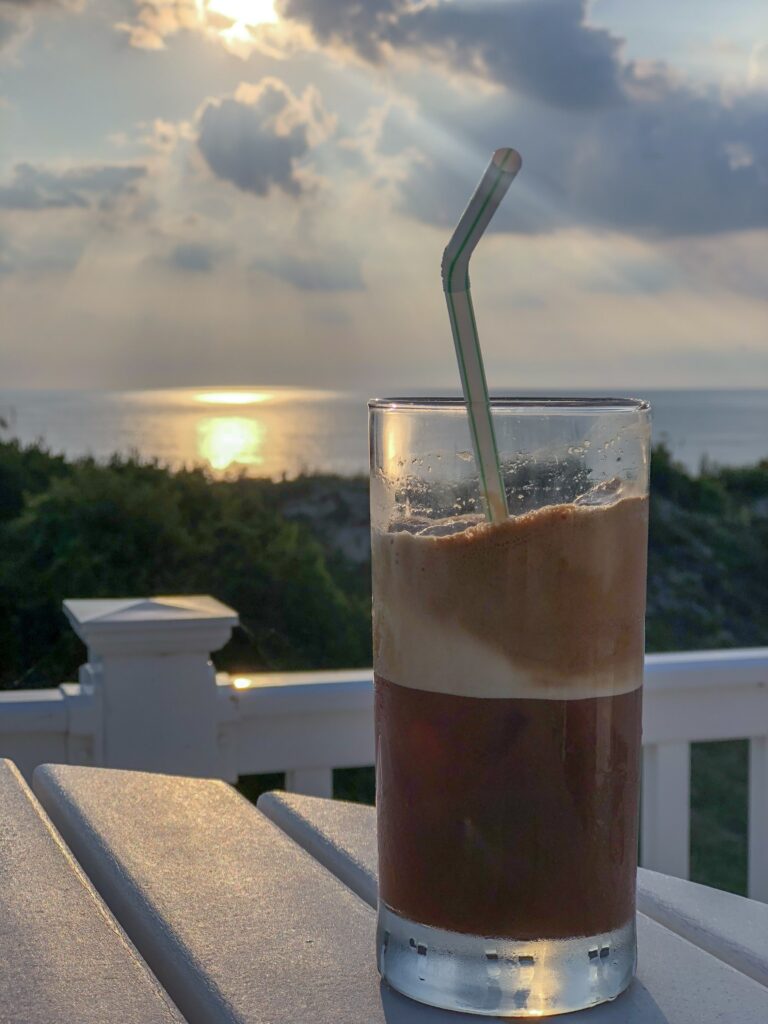 Vanilleeis selbstgemacht – cremig & einfach 3 Cremiger Frappé mit Kaffee und Eis – schnell gemacht und perfekt für heiße Sommertage.