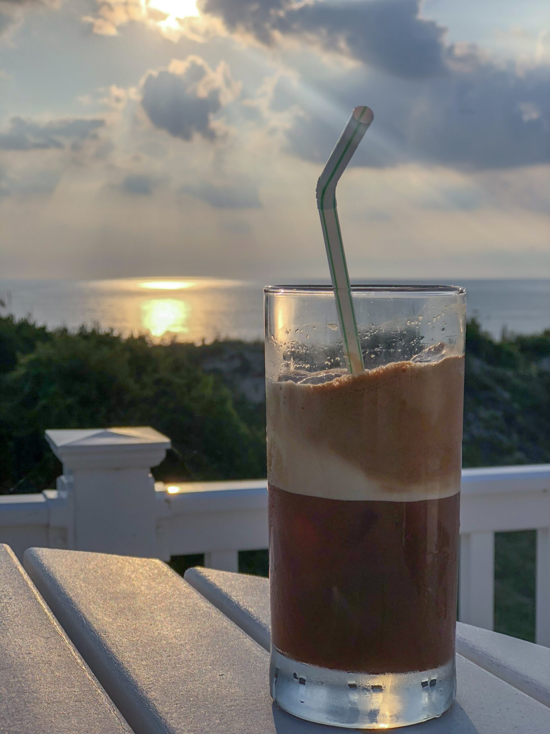 Frappé – cremig & erfrischend 2 Cremiger Frappé mit Kaffee und Eis – schnell gemacht und perfekt für heiße Sommertage.