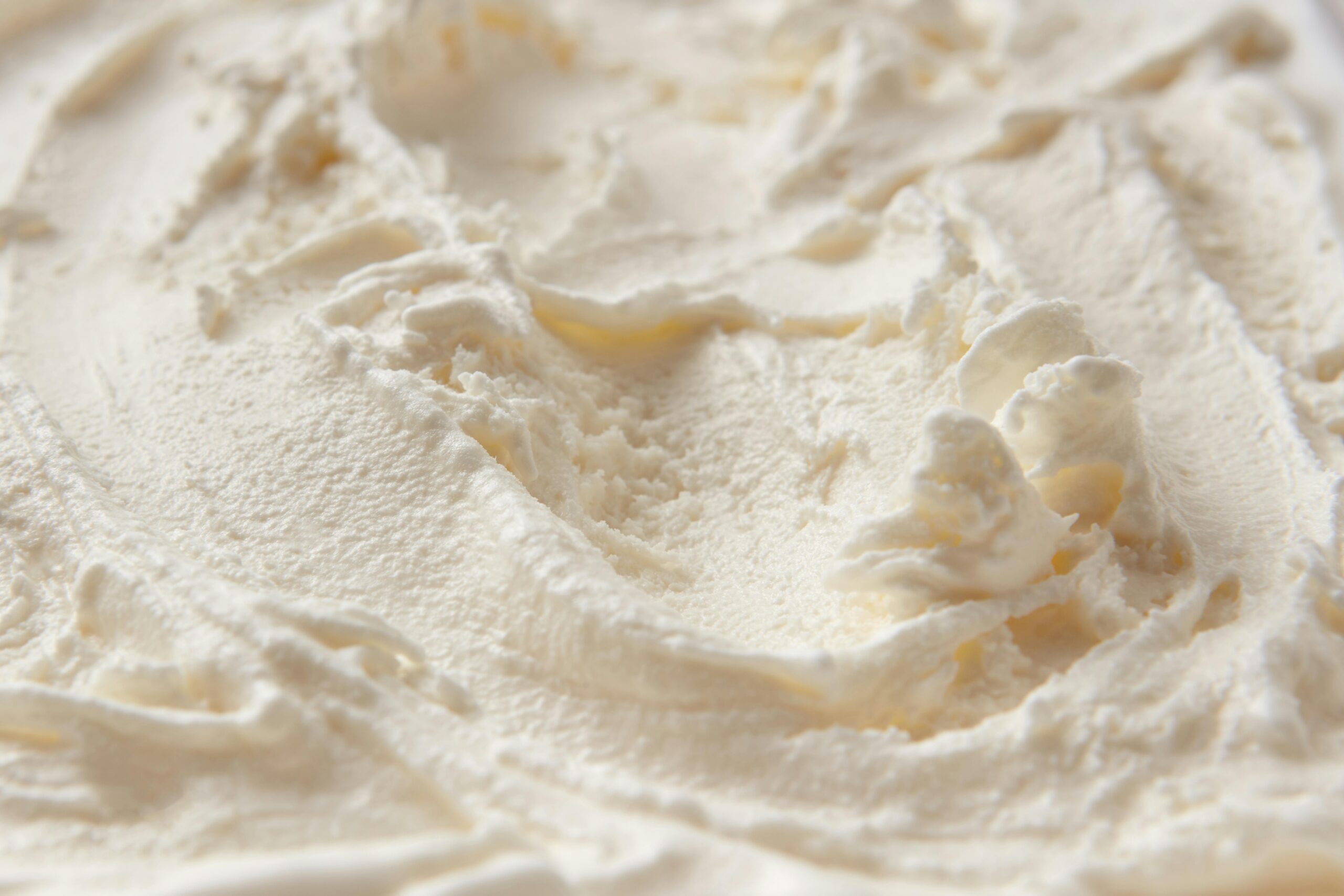 Vanilleeis selbstgemacht – cremig & einfach 2 Vanilleeis einfach selber machen: cremig, lecker und perfekt für Sommer oder Desserts. Mit oder ohne Eismaschine möglich.