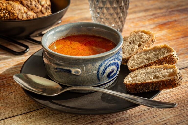 Gulaschsuppe mit Pilzen einfach selber machen: herzhaft, würzig und perfekt für kalte Tage. Mit Rindfleisch, Champignons und Paprika.