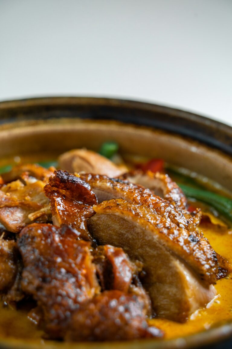 Goldbraun gebratene Bauernente mit knuspriger Haut und saftigem Fleisch – der perfekte Braten für Feiertage und besondere Anlässe.