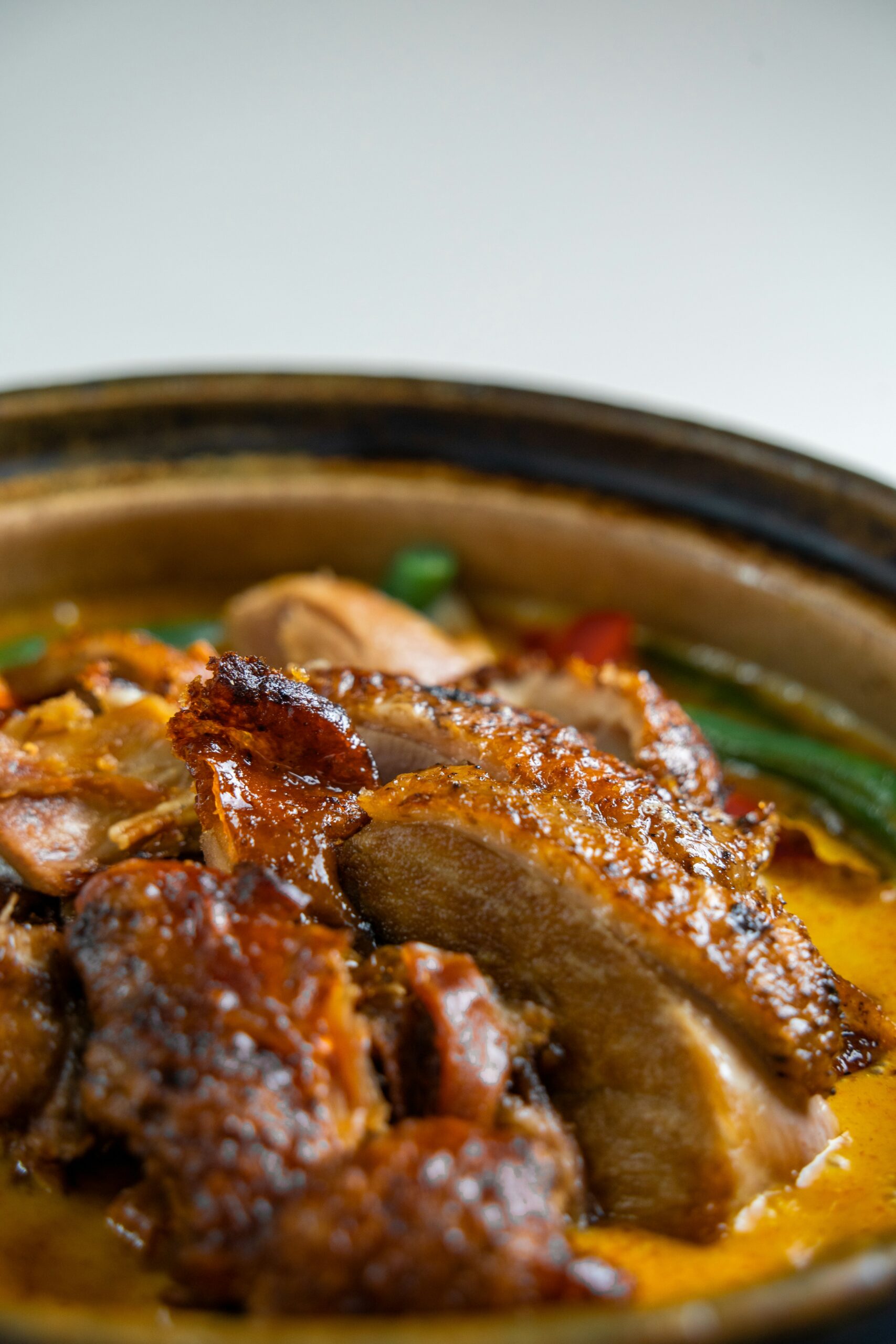 Goldbraun gebratene Bauernente mit knuspriger Haut und saftigem Fleisch – der perfekte Braten für Feiertage und besondere Anlässe.