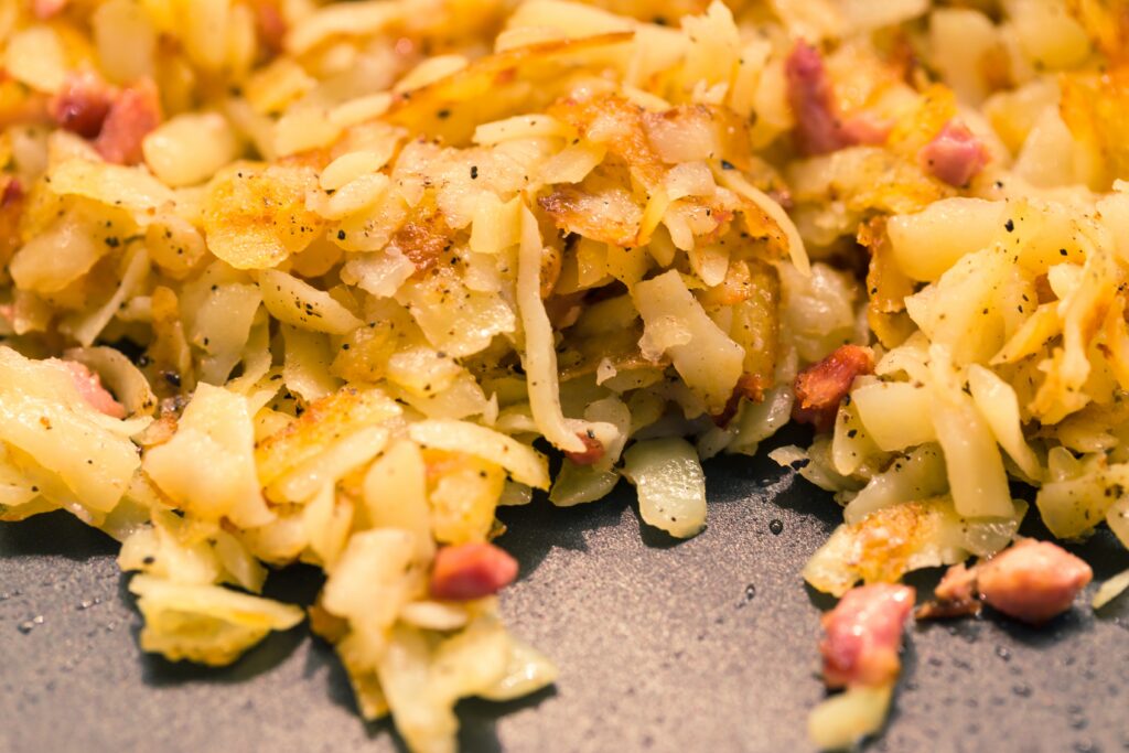 Berner Kartoffelrösti einfach selber machen: knusprige Rösti mit Käse und Speck nach Schweizer Art. Perfekt als Hauptgericht oder Beilage.