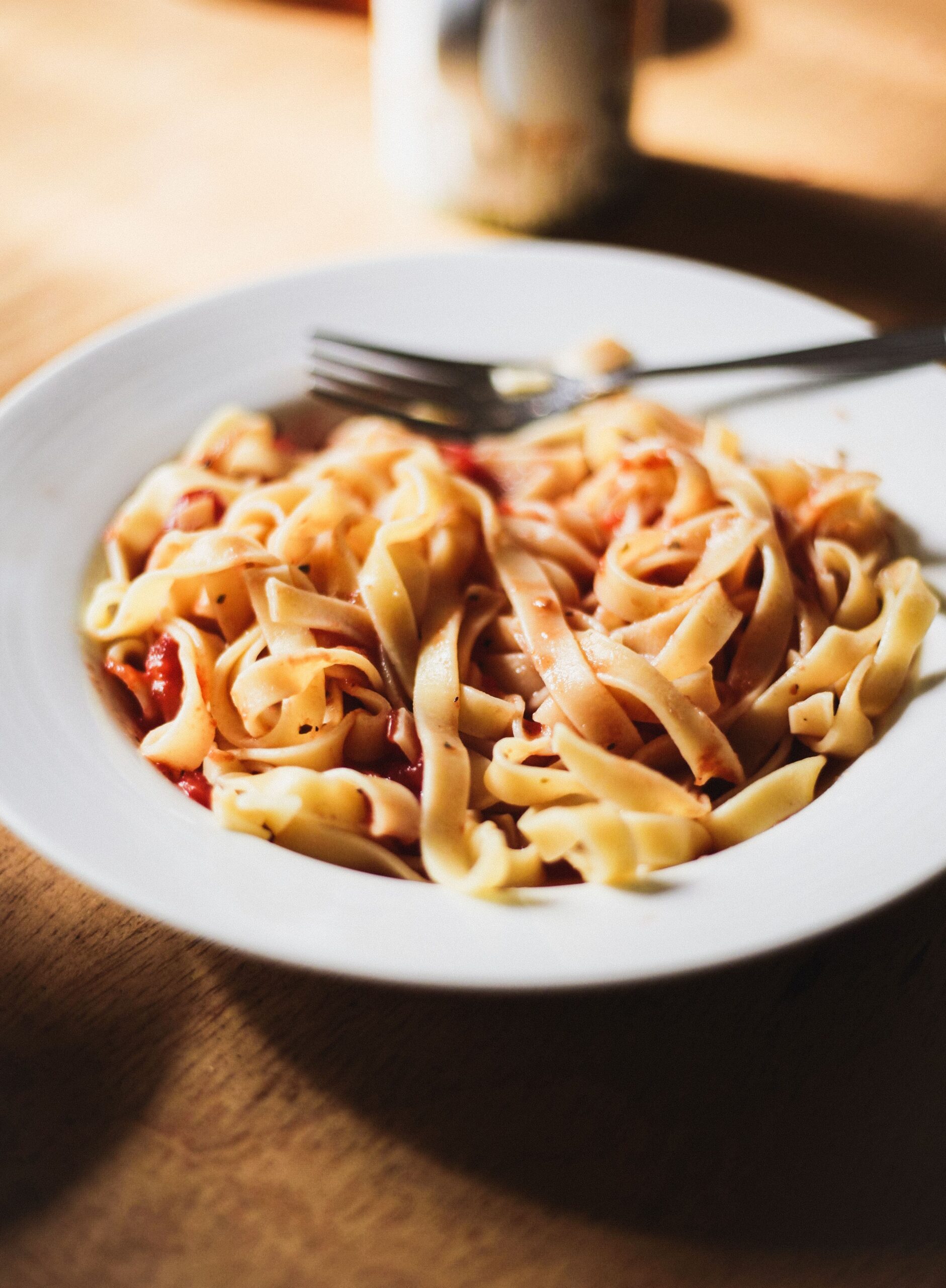 Cremige Gemüse-Tagliatelle mit Frühlingszwiebeln, Karotten, Mais und Tomaten – schnell gemacht und perfekt für den Alltag.
