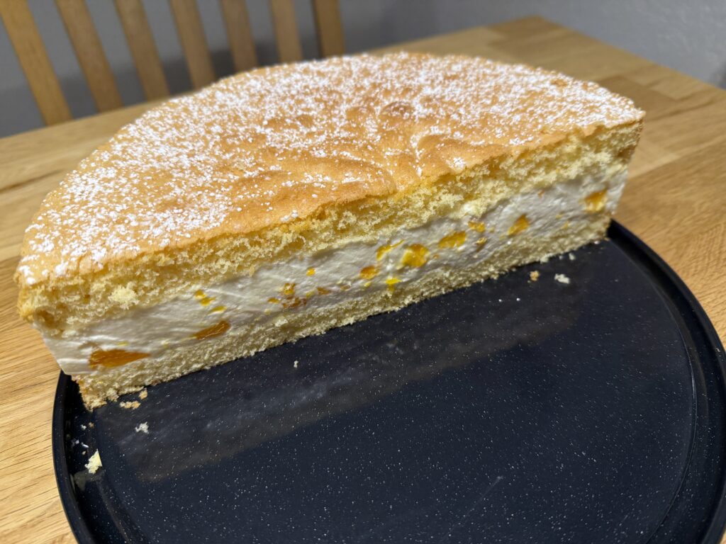 Käsesahnetorte einfach selber machen: Luftige Quark-Sahne-Füllung auf lockerem Biskuit. Auf Wunsch mit Mandarinen – perfekt für jede Kaffeetafel.