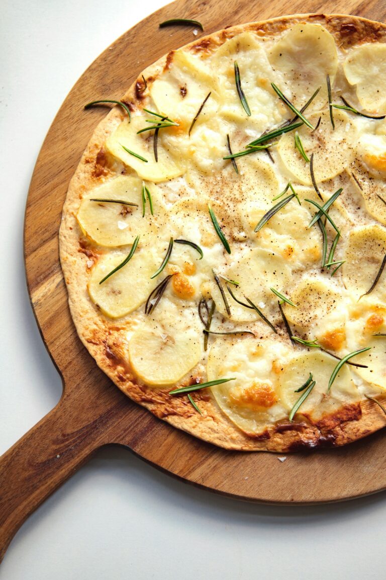 Knusprige Pizza Bianca mit dünnen Kartoffelscheiben, Rosmarin, Mozzarella und Parmesan – mediterran, aromatisch und überraschend einfach.