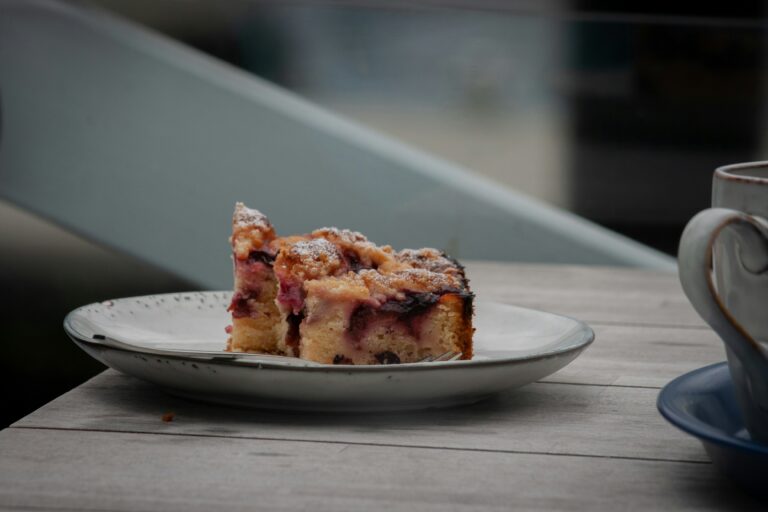 Saftiger Blechkuchen mit lockeren Rührteig, fruchtigen Sauerkirschen und aromatischen Kokosraspeln – einfach, schnell und perfekt für jede Kaffeetafel.