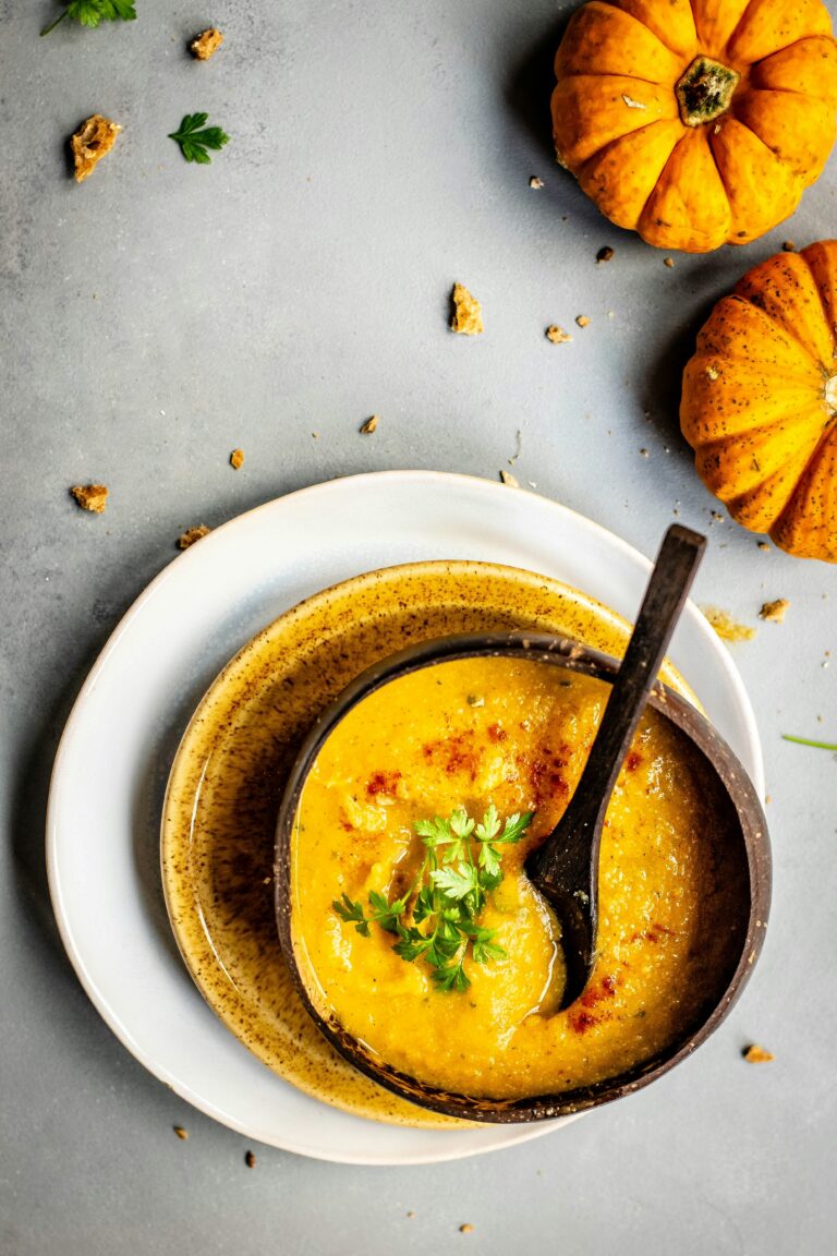 Cremige Kürbis-Mango-Suppe mit Hokkaido, fruchtiger Mango und Kokosmilch – ein einfaches Herbstrezept mit exotischer Note.