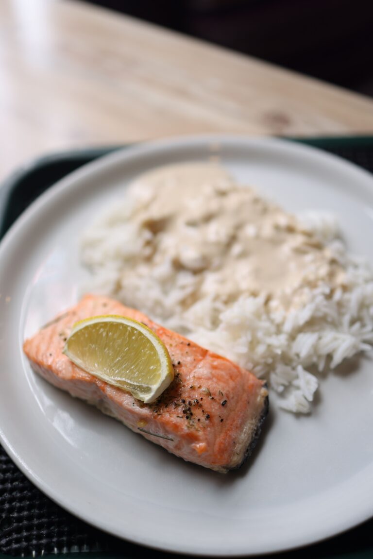 Lachsfilet in cremiger Prosecco-Sahne-Sauce mit Reis einfach selber machen. Festliches Fischgericht mit feiner Zitronennote und frischen Kräutern.