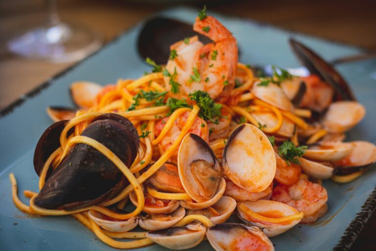 Mediterrane Meeresfrüchte in einer fruchtigen Tomatensauce – einfach, aromatisch und perfekt zu Pasta, Reis oder frischem Baguette.