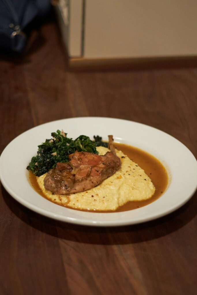 Kalbsschnitzel in Marsala-Sauce – zart & aromatisch 3 Saftiges Schweinekotelett mit cremiger Polenta – ein einfaches, herzhaftes Gericht für jeden Tag.