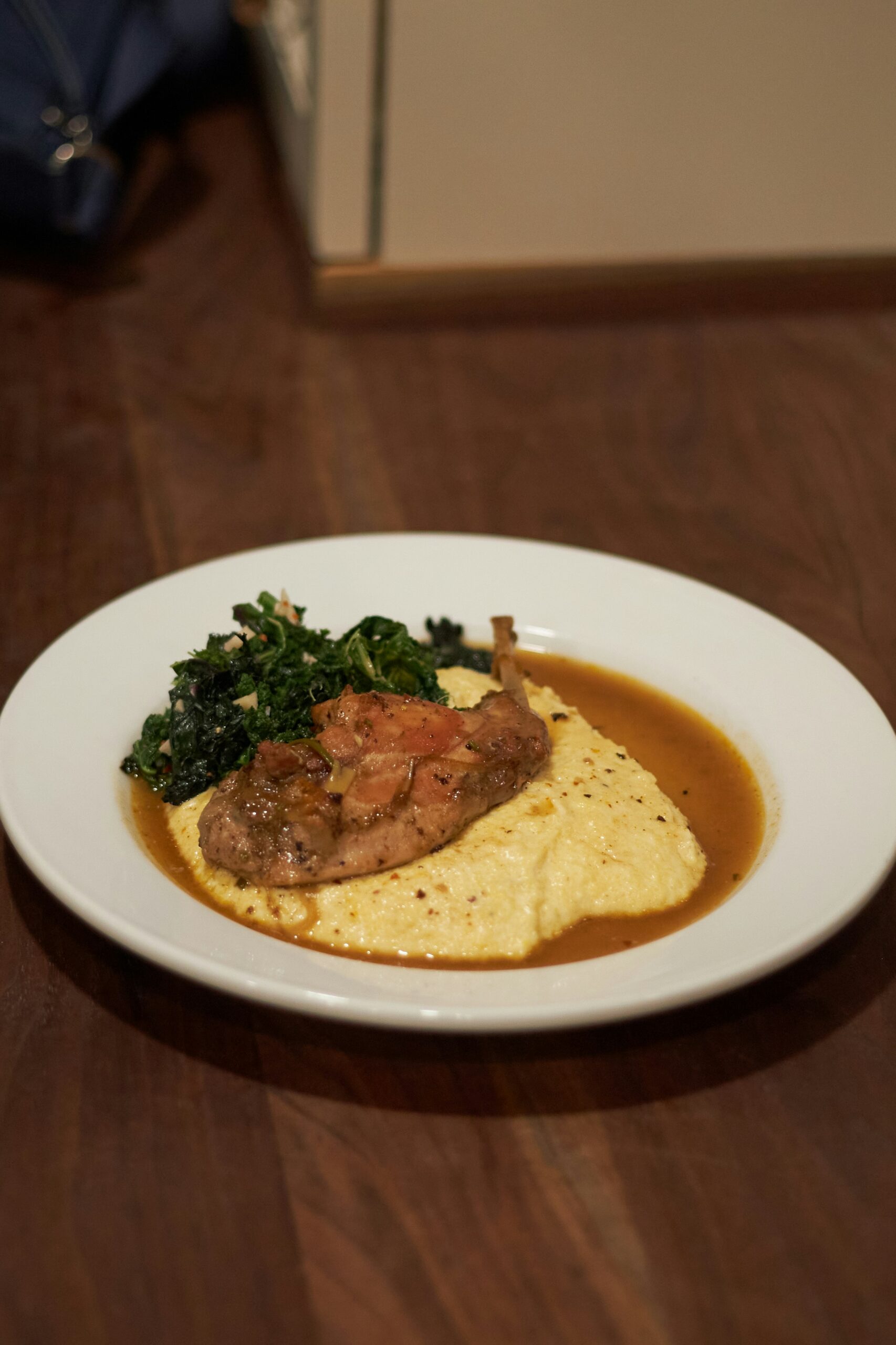 Kotelett mit Polenta – herzhaft & cremig 2 Saftiges Schweinekotelett mit cremiger Polenta – ein einfaches, herzhaftes Gericht für jeden Tag.