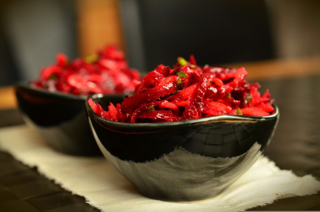 Herzhafter Kartoffelsalat mit Roter Bete, zartem Roastbeef und einem würzigen Senf-Dressing – perfekt als leichtes Hauptgericht oder für besondere Anlässe.