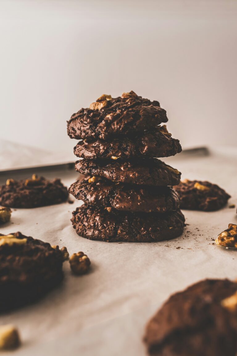 Herrlich weiche Schoko-Cookies mit knackigen Pekannüssen und groben Schokoladenstücken – einfach zu backen und unglaublich lecker.