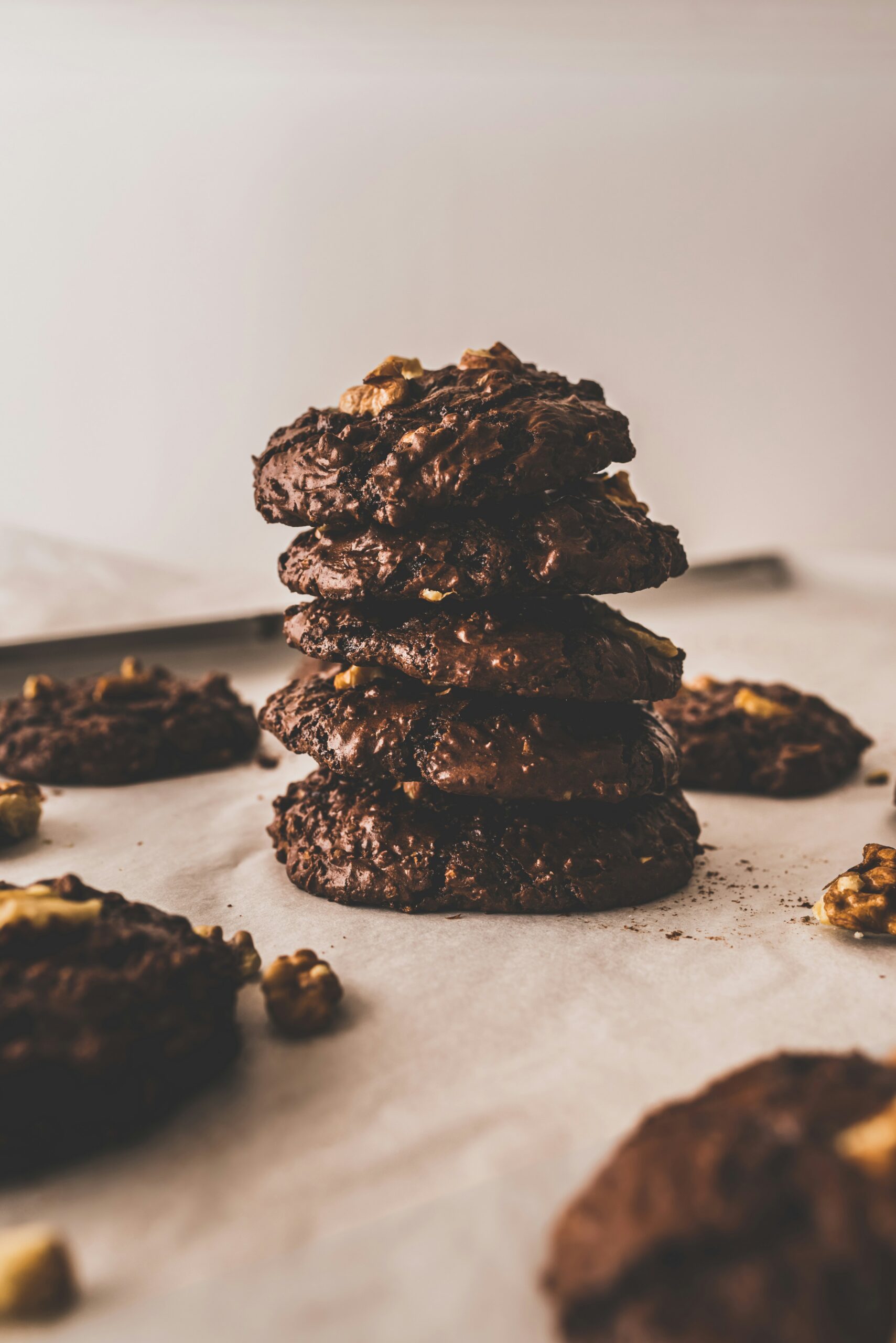 Herrlich weiche Schoko-Cookies mit knackigen Pekannüssen und groben Schokoladenstücken – einfach zu backen und unglaublich lecker.