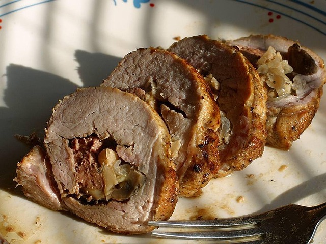 Schweine-Rollbraten einfach selber machen: saftig, würzig und mit knuspriger Kruste. Perfekt für Sonntagsessen oder besondere Anlässe.