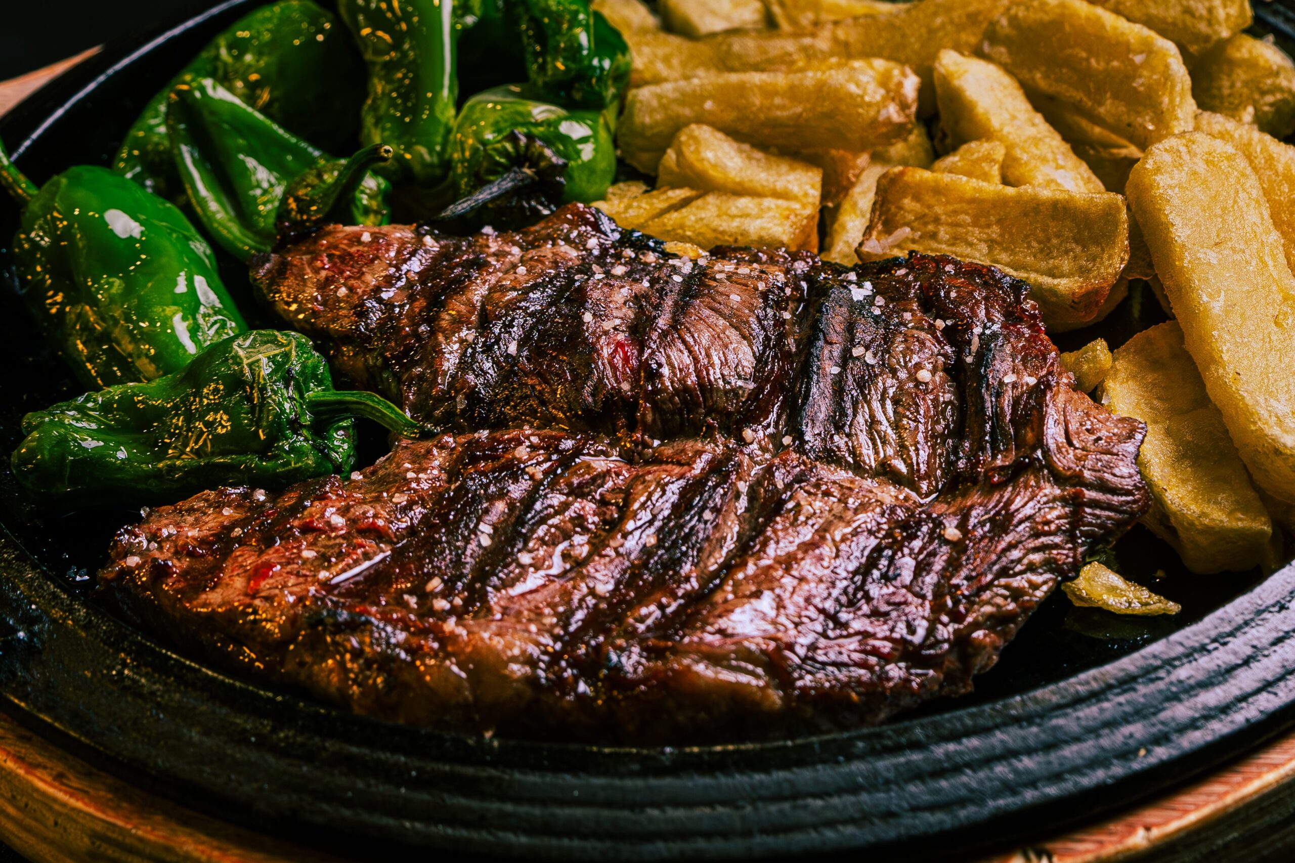Steak mit Pimientos, Mojo & Airfryer-Pommes – mediterran & herzhaft 2 Saftiges Steak mit gerösteten Pimientos de Padrón, würziger Mojo-Sauce und knusprigen Pommes aus dem Airfryer – mediterraner Genuss für zuhause.