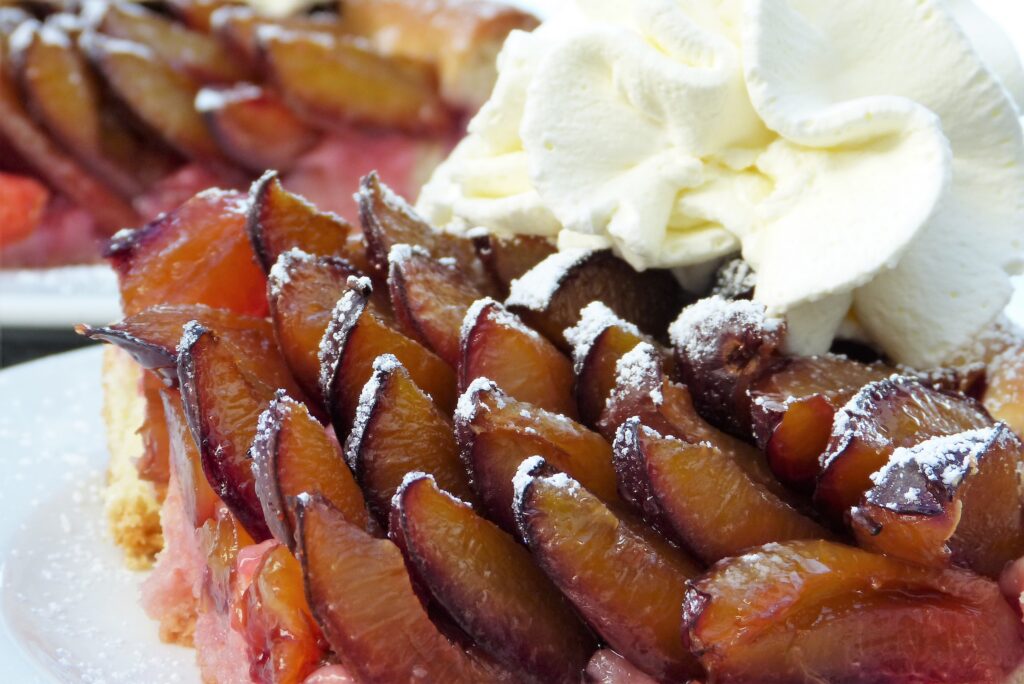 Saftiger Zwetschgendatschi mit lockerem Hefeteig und aromatischen Zwetschgen – ein traditioneller Blechkuchen wie von Oma.