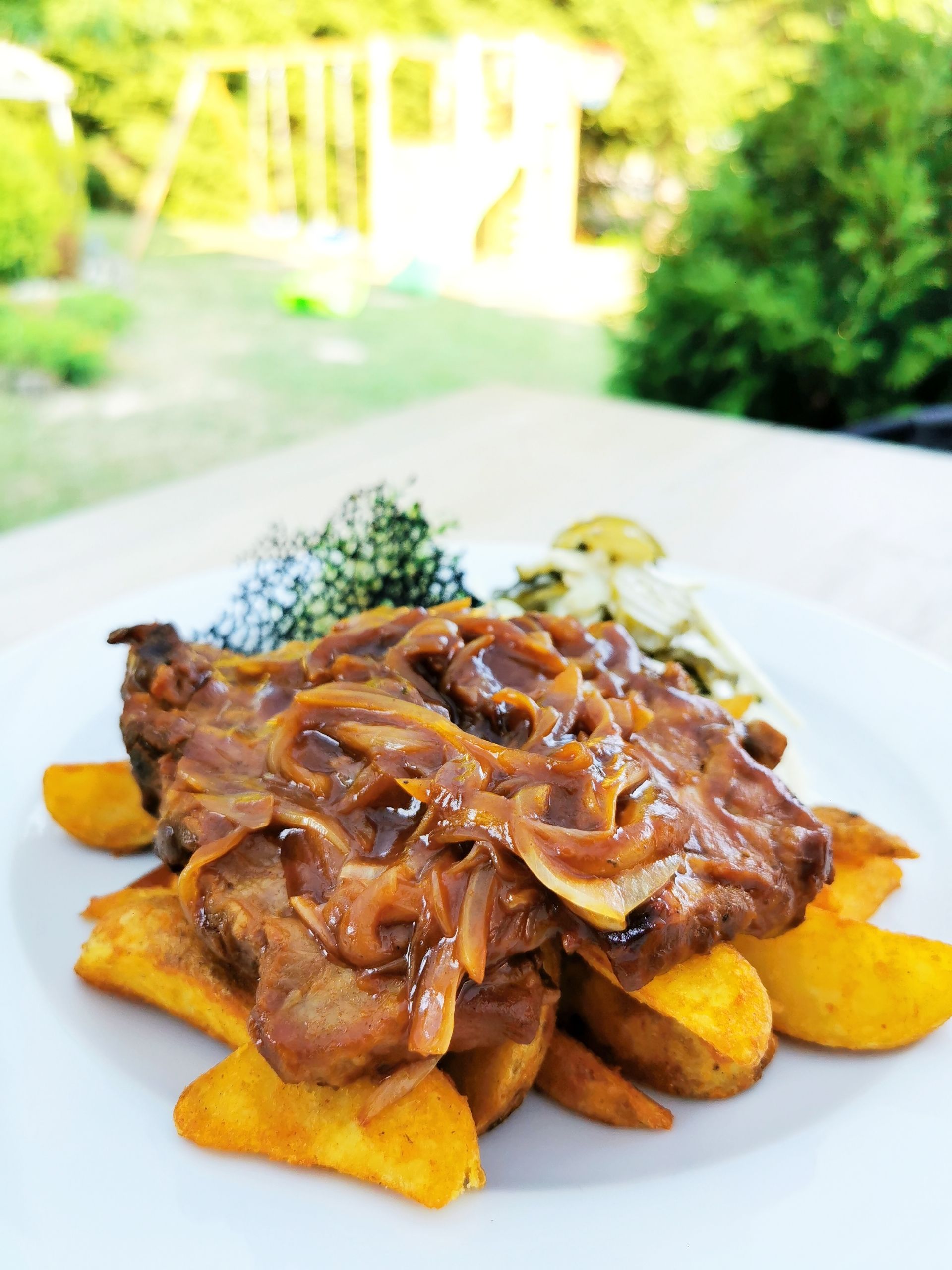Zwiebelrostbraten – klassisch & herzhaft 2 Zarter Zwiebelrostbraten mit kräftiger Sauce und knusprigen Röstzwiebeln – ein klassischer Genuss für besondere Anlässe.