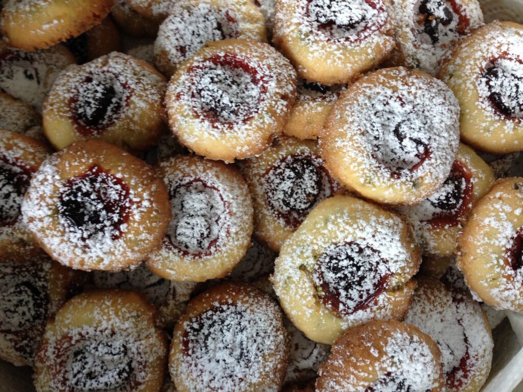 Engelsaugen gehören zu den beliebtesten klassischen Weihnachtsplätzchen. Die kleinen, mürben Plätzchen mit ihrem fruchtigen Marmeladenkern sind nicht nur hübsch anzusehen, sondern auch wunderbar einfach zu backen.