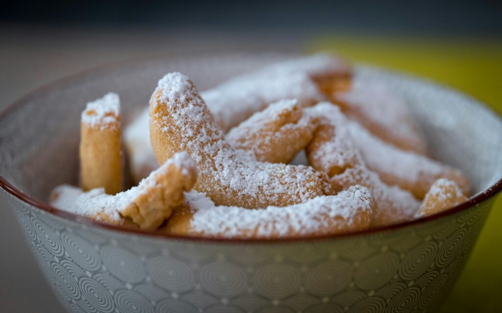 Vanillekipferl gehören für viele einfach zu Weihnachten. Die kleinen, mürben Hörnchen mit feinem Vanillegeschmack sind unkompliziert zu backen und dürfen auf keinem Plätzchenteller fehlen.