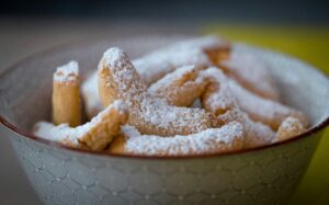 Vanillekipferl gehören für viele einfach zu Weihnachten. Die kleinen, mürben Hörnchen mit feinem Vanillegeschmack sind unkompliziert zu backen und dürfen auf keinem Plätzchenteller fehlen.