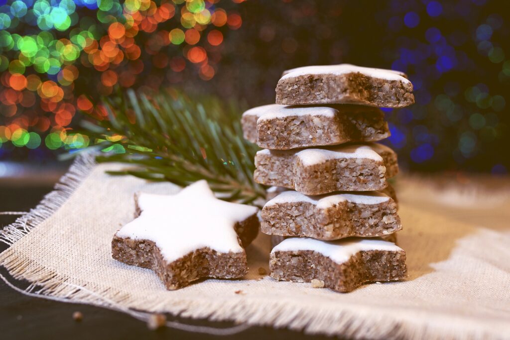 Zimtsterne gehören zu den absoluten Klassikern unter den Weihnachtsplätzchen. Die aromatischen Sterne aus Mandeln, Zimt und Eiweiß sind außen leicht knusprig, innen wunderbar weich und bekommen durch die weiße Glasur ihren typischen Look.