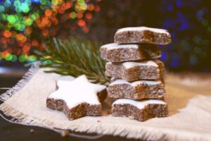 Zimtsterne gehören zu den absoluten Klassikern unter den Weihnachtsplätzchen. Die aromatischen Sterne aus Mandeln, Zimt und Eiweiß sind außen leicht knusprig, innen wunderbar weich und bekommen durch die weiße Glasur ihren typischen Look.