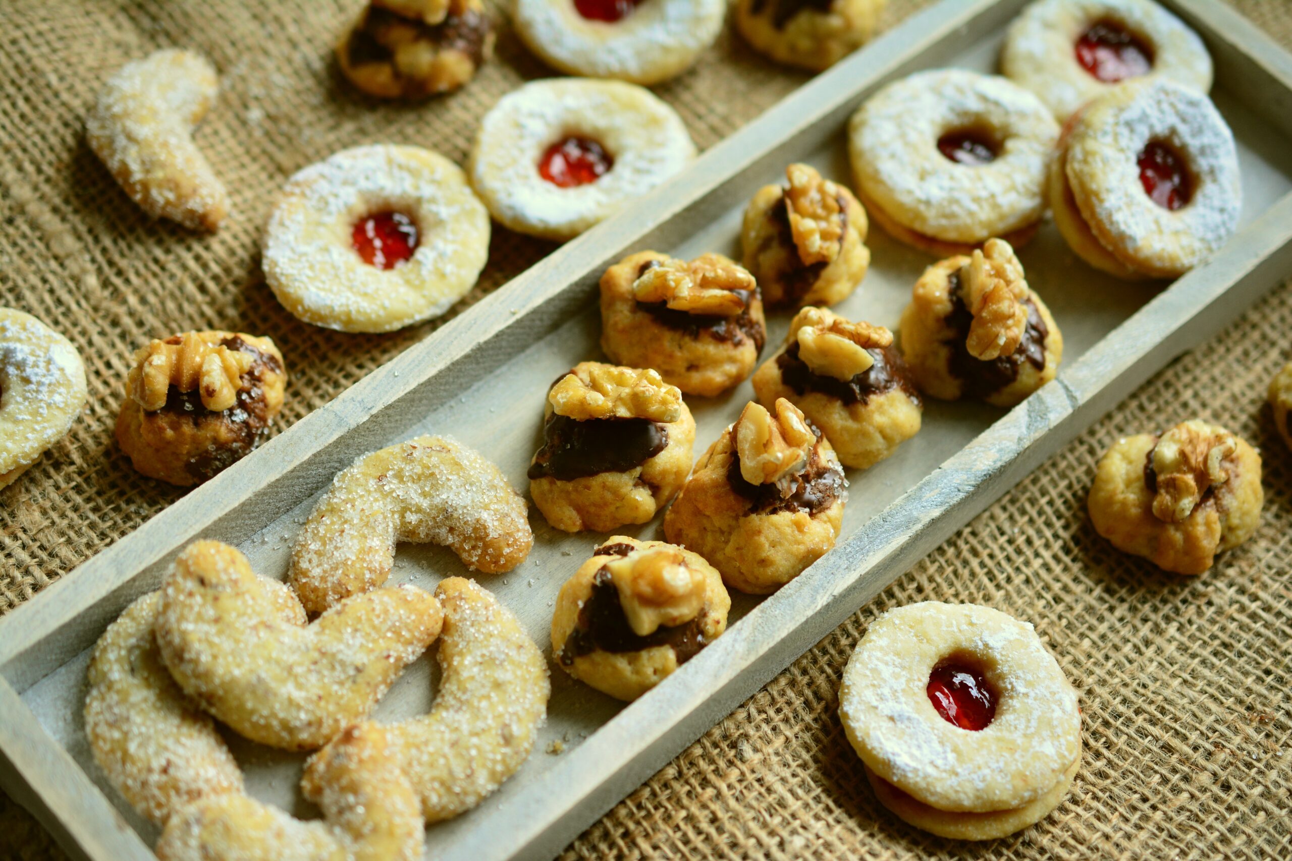 Warum verlaufen Plätzchen beim Backen? Erfahre die häufigsten Ursachen und wie du mit richtigem Teig, Kühlung und Backtemperatur schöne Plätzchen bekommst.